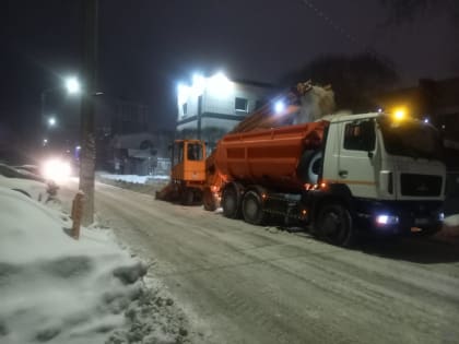 В Новогоднюю ночь и 1 января снегоуборочная техника работает  на дорогах города