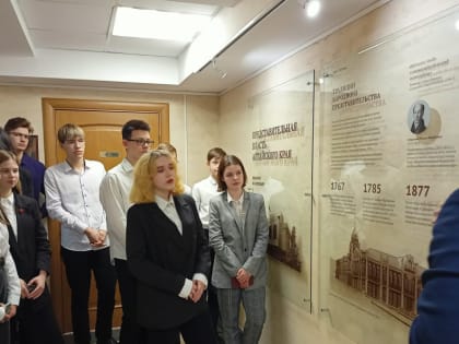 Депутат Алтайского краевого Законодательного Собрания Александр Локтев встретился с учащимися школ Индустриального района