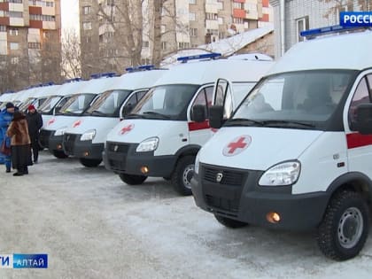 В Барнауле вручили 18 новых автомобилей скорой медицинской помощи