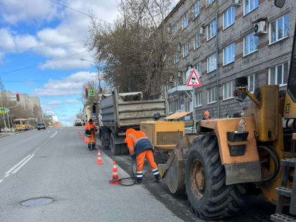 Дорожные бригады продолжают сезон ремонта дорог горячим асфальтобетоном