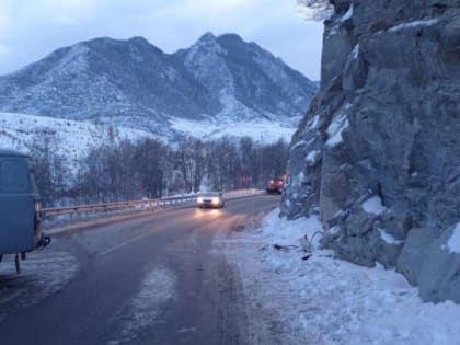 На Чуйском тракте автомобиль врезался в скалу, два человека пострадали