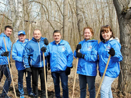 Барнаульские единороссы помогли очистить от мусора крупнейший парк города – «Юбилейный»