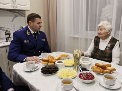 Губернатор Виктор Томенко и замгенпрокурора в СФО Дмитрий Демешин вручили ключи от квартиры вдове ветерана