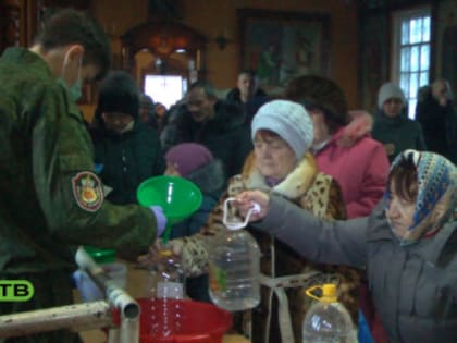 В Рубцовске сотни верующих пришли в храмы за святой водой (ВИДЕО)