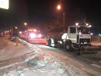 В ночь со 2 на 3 января на дорогах Барнаула посыпано более 250 тонн противогололедных реагентов