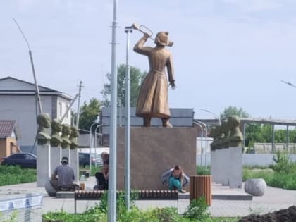 Видео: молодые люди устроили пикник и сходили в туалет возле скульптуры горниста в парке Победы