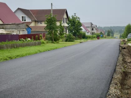 В барнаульском селе Власиха завершается асфальтирование дороги в рамках краевой программы поддержки местных инициатив