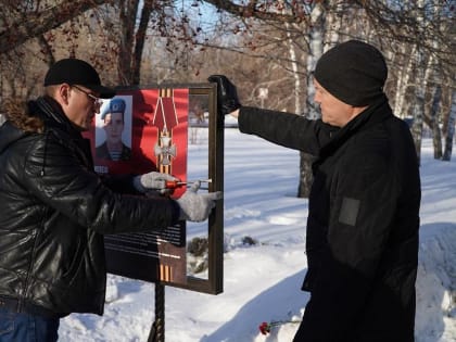 Поврежденные вандалами стенды на Аллее героев-десантников в Барнауле восстановили