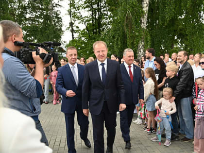 Депутаты АКЗС в День России возложили цветы к стеле «Город трудовой доблести»