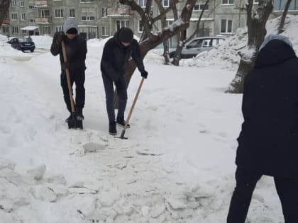 Студенты академии гостеприимства оказывают посильную помощь в очистке тротуаров и пешеходных переходов от снега и наледи в Ленинском районе