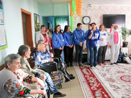 Алтайские молодогвардейцы навещают пожилых людей в пансионатах