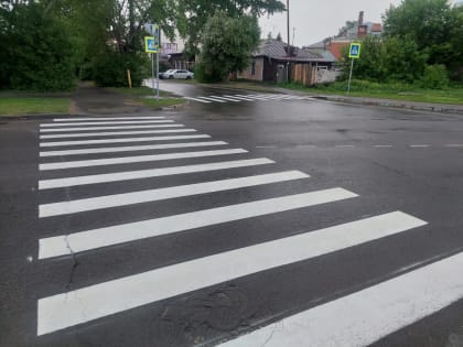 В Барнауле продолжают наносить разметку на дорогах
