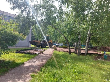 В Индустриальном районе продолжили  работы по обустройству зеленого уголка