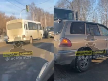 В Барнауле водитель маршрутки попал в ДТП, объезжая пробку по встречке