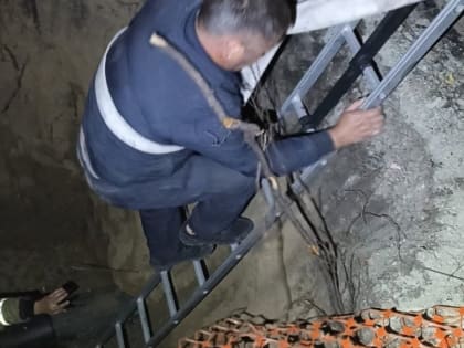 В Барнауле спасли мужчину, который упал в четырехметровую яму