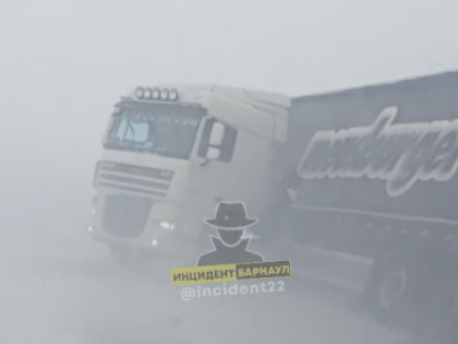 На трассе Барнаул – Рубцовск фуру сложило пополам из-за непогоды