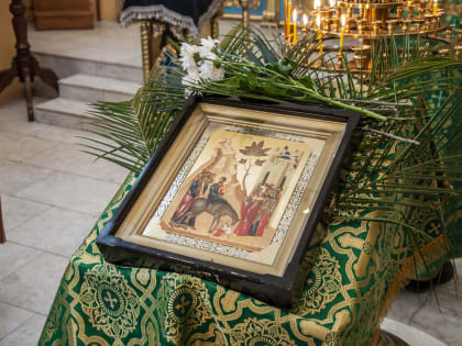 В праздник Входа Господня во Иерусалим, Вербное воскресенье, Ректор Барнаульской духовной семинарии митрополит Барнаульский и Алтайский Сергий возглавил служение Божественной литур