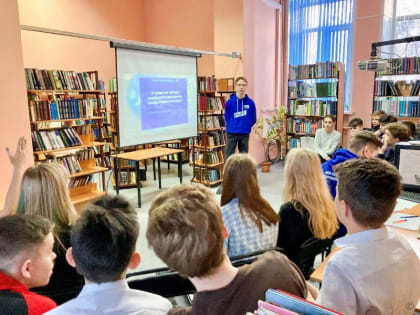 В барнаульской библиотеке №18 провели молодёжный час «Шпаргалка для будущего избирателя»