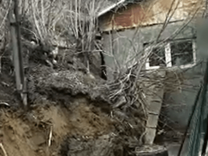 Оползень сошел во дворе частного дома на улице 2-й Больничный взвоз в Бийске