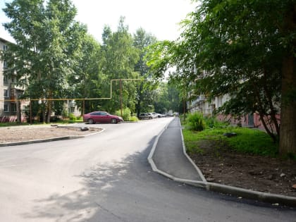 Ход благоустройства двора в рамках нацпроекта «Жилье и городская среда» проинспектировали глава администрации района и депутат Барнаульской городской Думы