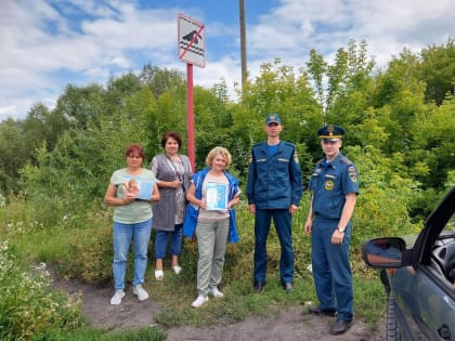 В рамках акции «Вода – безопасная территория» специалисты объезжают водоемы Барнаула и беседуют с отдыхающими