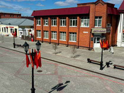 Пешеходную зону улицы Мало-Тобольской оформили к майским праздникам