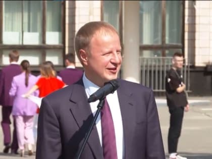 Виктор Томенко посетил торжественную линейку в Алтайском техническом университете