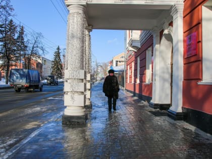 Глава Барнаула посоветовал горожанам отказаться от пеших прогулок по гололеду