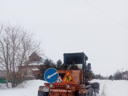 Снегоуборочная техника на дорогах Барнаула продолжает работу 15 января