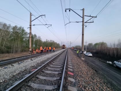 В Новосибирской области тепловоз наехал на трех путейцев, которые ремонтировали ж\д полотно