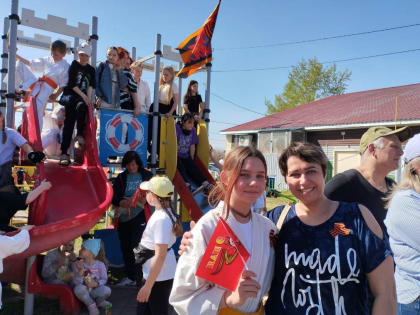 Представители администрации района и депутатского корпуса продолжают поздравлять жителей пригорода