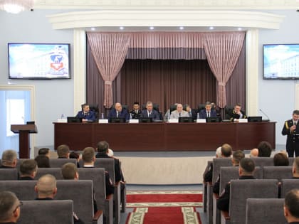 В День сотрудников органов внутренних дел спикер АКЗС вручил награды алтайским полицейским