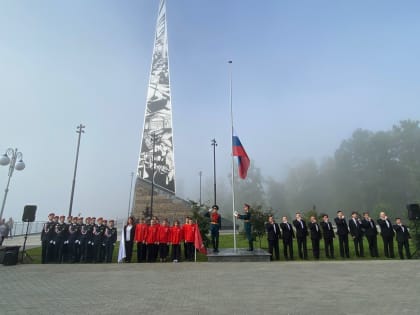 Галина Буевич приняла участие в торжественной церемонии поднятия Государственного флага России