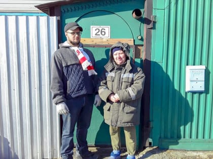 Молодогвардейцы города Новоалтайска Алтайского края помогли с уборкой двора семье мобилизованного