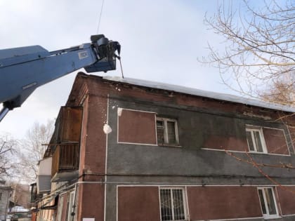 В Ленинском районе продолжаются работы по очистке от снега и наледи кровель аварийных домов, тротуаров и дворовых территорий