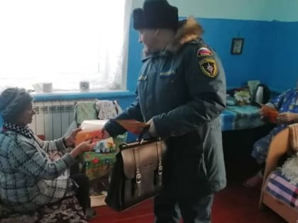 В праздничные дни сотрудники МЧС по Алтайскому краю проводят профилактические беседы