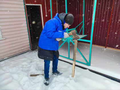 Активисты «Молодой Гвардии» города Барнаула Алтайского края помогли семье мобилизованного с колкой дров