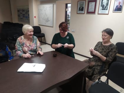 Активисты ТОС Привокзального микрорайона вяжут теплые вещи для бойцов СВО