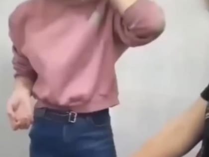 Воспитанницу детского дома Омской области избили и заставили мыть руками унитазы, снимая на телефон