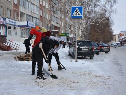 Общественники Ленинского района и студенты помогают в устранении снегопада и гололеда