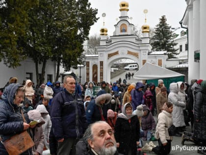 Стало известно, что за девушка молилась на коленях в Киеве на фоне "бесноватых" танцев у лавры