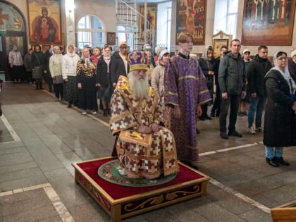 в Неделю 17-ю по Пятидесятнице, по Воздвижении, день памяти преподобного Илариона Оптинского, митрополит Сергий совершил  Божественную литургию