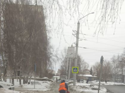 В Индустриальном районе  продолжается  работа по очистке улиц, дворов  от снега и наледи