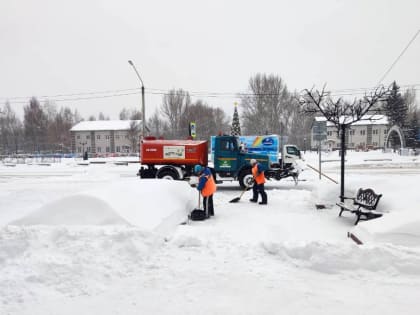 В Ленинском районе ведется работа по очистке кровель, дворов, тротуаров и дорог от снега
