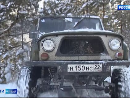 Алтайские любители бездорожья отправились в отдалённые сёла поздравлять детей с Новым годом