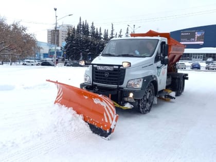 В Барнауле продолжается очистка общественных территорий от снега
