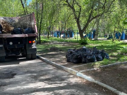 В Железнодорожном районе продолжают вывозить мусор после экологических акций, которые проходят регулярно