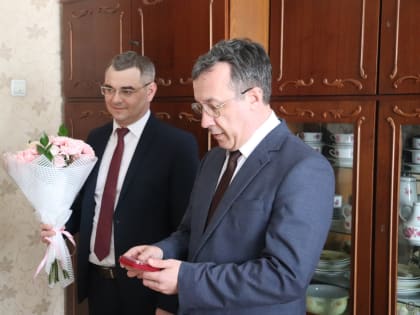 Юбилейные медали к 80-летию Победы продолжают вручать жителям Железнодорожного района