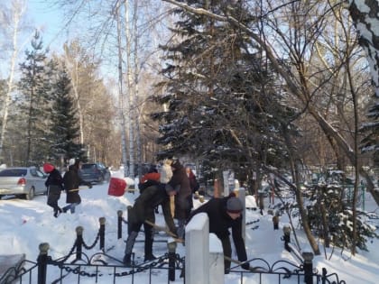 «Аллею Памяти» на Власихинском кладбище очистили от снега