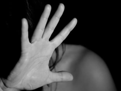 В Алтайском крае пенсионер из ревности избил и запер в квартире женщину